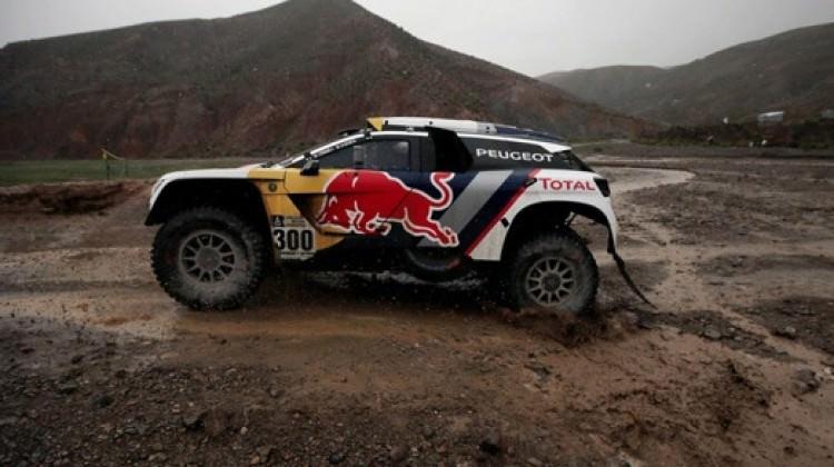 Dakar'da Peterhansel liderliğini korudu Dakar'da Peterhansel liderliğini korudu
