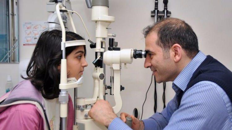 Katarakt ameliyatı oldu, ellerine çok şaşırdı Katarakt ameliyatı oldu, ellerine çok şaşırdı