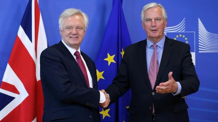 El sıkıştılar! Brexit pazarlığında ilk raund El sıkıştılar! Brexit pazarlığında ilk raund