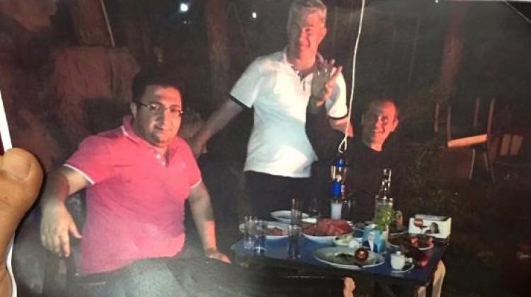 Bu fotoğrafa açıklama: 'Rabia işareti değil' Bu fotoğrafa açıklama: 'Rabia işareti değil'