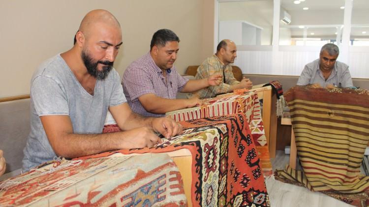 Antika halıları onaracak ustalar yetişiyor Antika halıları onaracak ustalar yetişiyor