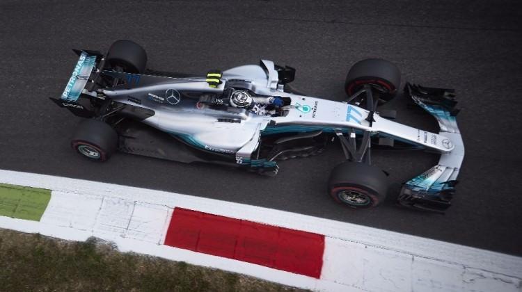 Lewis Hamilton zirveyi bırakmadı Lewis Hamilton zirveyi bırakmadı
