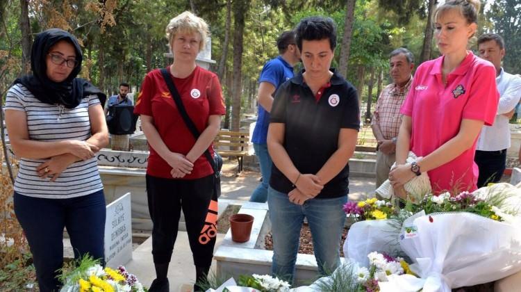 Kadın basketbol takımlarından Özgecan'a ziyaret Kadın basketbol takımlarından Özgecan'a ziyaret