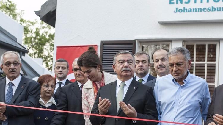 Bakan Yılmaz Yunus Emre Enstitüsü açılışında Bakan Yılmaz Yunus Emre Enstitüsü açılışında