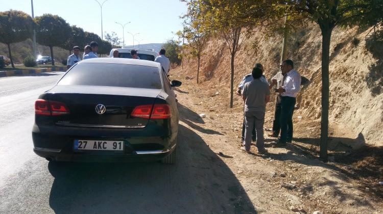 Yola saçılan 11 bin lirayı alıp kaçtılar! Yola saçılan 11 bin lirayı alıp kaçtılar!