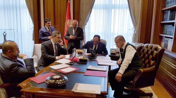 Trump görüşmesi sırasında odadaki o sancağın sırrı